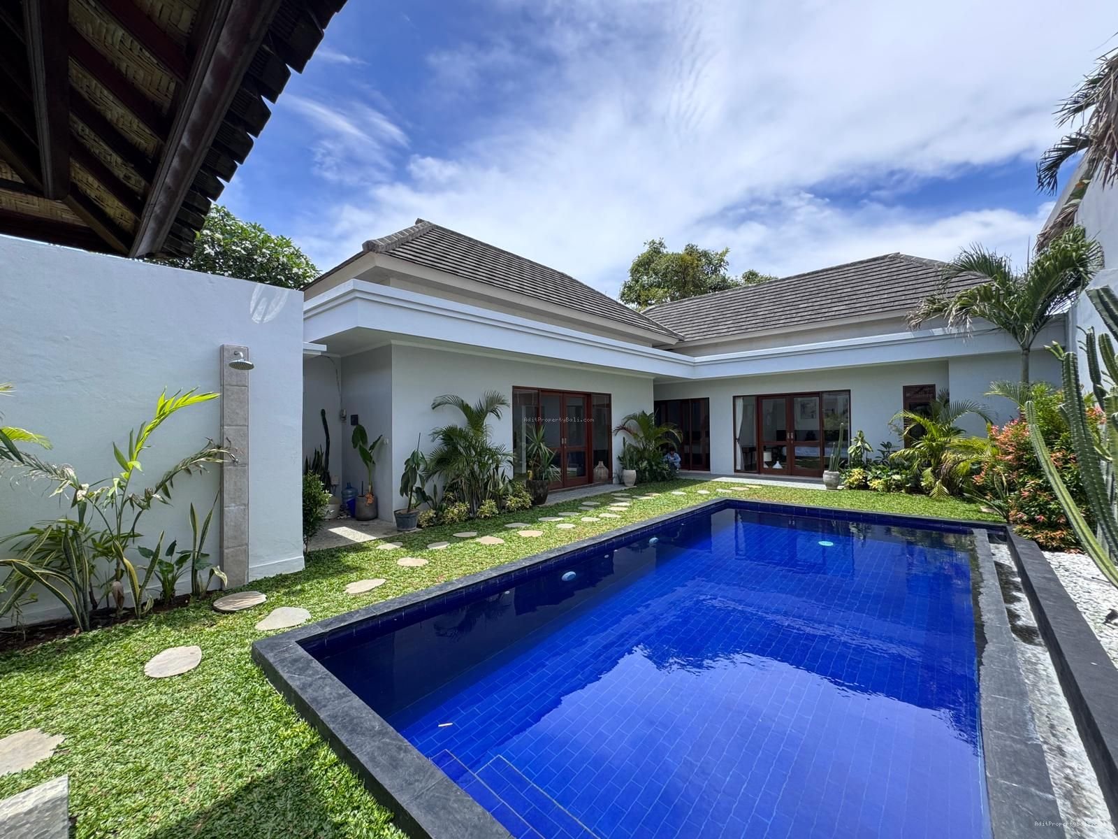 Villa modern tropical canggu bali
