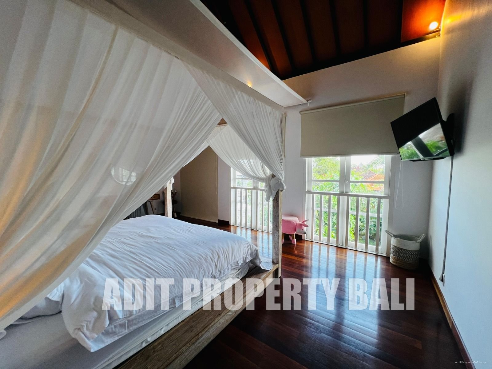 Villa modern bumbak umalas bali